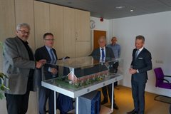Guus Beugelink (li), daarnaast wethouder Herman Geerds en Egbert Roozen (uiterst rechts) hebben zojuist de maquette onthuld.