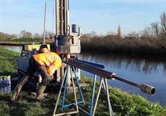 Grondonderzoek op de dijk