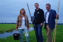 Officiële start van het project levendige boerensloot. Vlnr Annette van Schie, projectleider waterschap, Harold Vlooswijk, projectleider loket Groen Blauwe Diensten en hoogheemraad Jan Kromwijk van het waterschap