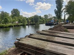 Planken langs de kant van de Gekanaliseerde Hollandsche IJssel