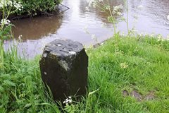 Limietpaal in Cothen langs de Kromme Rijn