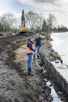 Hergebruik van damwandplanken uit Nieuwegein langs de Kromme Rijn