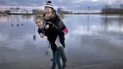 Meisjes op overstroomde parkeerplaats WbD (foto Willem Mes)