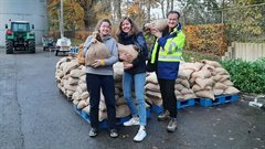 Jeugdbestuurders Tamar en Myrthe bij oefening dijkbewaking