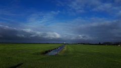 Veenweidegebied met de toren aan de Meije