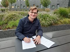 Hoogheemraad Constantijn Jansen op de Haar tekent de samenwerkingsovereenkomst