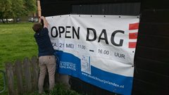 20160526_195556 Maarten hangt spandoek Open Dag