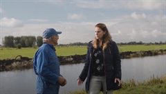 Projectleider Annette van Schie met één van de deelnemende boeren in de polder