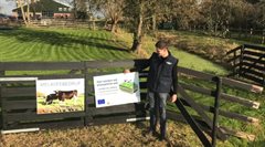 Deelnemer met bord aanleg waterinfiltratiesysteem Vlist 5 nov 2020