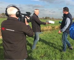 Hoogheemraad Bert de Groot overhandigt taart aan deelnemer