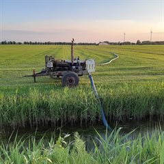 Weiland met een installatie om water te onttrekken uit de sloot.