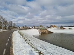 Inlaat kromme rijn sneeuw