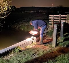 Rayonmedewerker zet 's nachts inlaat open