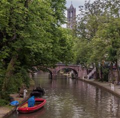 De Gracht Utrecht met de Domtoren op de achtergrond. In de gracht liggen twee bootjes