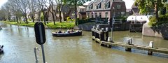 Groepje mensen vaart in een boot bij montfoort