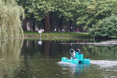 Robotbootje in de vijver van het Wilhelminapark in Utrecht