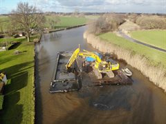 Foto werkzaamheden tijdens baggeren in de Gekanaliseerde Hollandsche IJssel