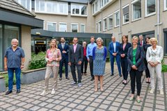 Cora van Nieuwenhuizen met verschillende wethouders uit de regio, Els Otterman van ons waterschap en docenten van de Universiteit Utrecht