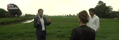 Dijkgraaf Jeroen Haan en Hydroloog Niko Wanders in gesprek met RTV-Utrecht bij een weiland