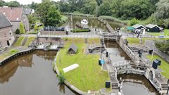 Foto gemaakt door een drone boven de Waaiersluis. Het sluizencomplex staat aan de linkerkant van de foto.