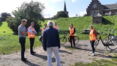 De gedputeerden en Hoogheemraad Els Otterman bij het Dijkhuis in Jaarsveld