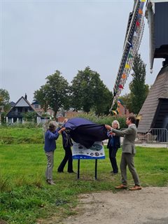 De onthulling van het informatiebord.