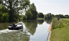 Bootje vaart op de Hollandsche IJssel