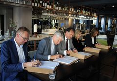 De gebiedspartners ondertekenen de samenwerkingsovereenkomst van het traject Salmsteke-Schoonhoven