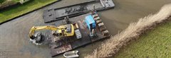 Graafmachine schept bagger uit de Gekanaliseerde Hollandsche IJssel