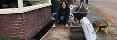 Laura haalt de tegels uit haar tuin om er een mooie tuin van te maken.