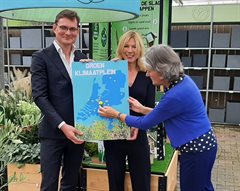 Hoogheemraad Constantijn Jansen op de Haar samen met Wethouder Marieke Schouten en Barabara Horstra Adjunct-Directeur Tuinbranche Nederland