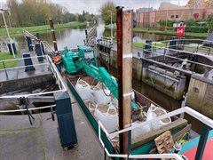Zandzakken in schip