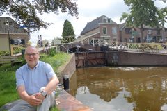 Bernard de Jong voor de Goejanverwellesluis in Hekendorp