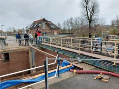 De tijdelijke loopbrug over de Waaiersluis