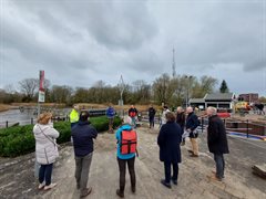 De omgevingsmanager geeft toelichting aan de bestuurders.