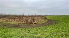 De crossbaan heeft de grasmat veel schade aangericht