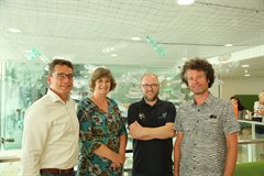 Op de foto van links naar rechts: wethouder Jelmer Vierstra (gemeente Woerden), hoogheemraad Karin Sommer-De Vries (Hoogheemraadschap De Stichtse Rijnlanden), Roeland Heijne (gemeente Woerden, Afval & Reiniging) en kunstenaar Eddy Kaijser