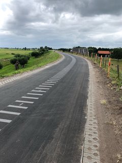 Proefvak op wegdek Lekdijk: geribbelde rijloper