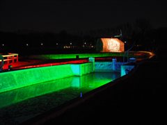 Grote sluis met groepsschuilplaats in gekleurd licht