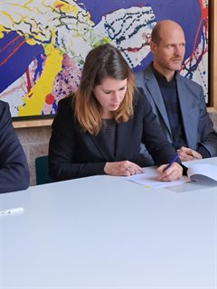 Nanda van Zoelen tekent de overeenkomst