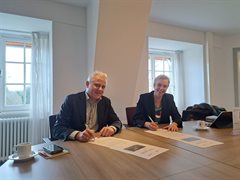 Ondertekening overeenkomst hoogheemraad Els Otterman en wethouder Hagedoorn van gemeente De Bilt op 30 januari jl.