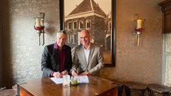 Ondertekening hoogheemraad Bert de Groot en wethouder Kees van Dalen gemeente Montfoort dec 2022