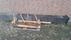 Gerepareerde wachthuispaal nummer 10 op pallet