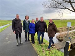 € 4,3 miljoen voor betere waterkwaliteit in agrarisch gebied Zuid-Holland; links hoogheemraad Bert de Groot