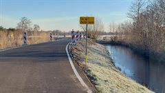 De kade en weg langs de Meije