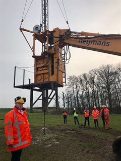 De bodem wordt geïnjecteerd met een mengsel van organische stoffen en een zoutoplossing.