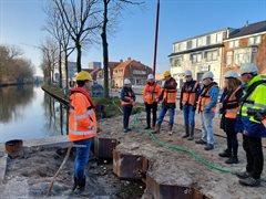 De bestuurders op veldbezoek