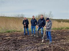 Vrijwilligers van Hugo Kotestein en ecologen van het waterschap