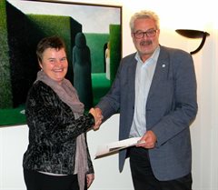 Wethouder Anne Brommersma en hoogheemraad Guus Beugelink hebben de overeenkomst zojuist getekend