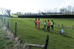 Medewerkers van RAAP Archeologisch Adviesbureau in gesprek met betrokkenen van Arcadis en het HDSR op locatie ten tijde van de eerste fase van het verkennend archeologisch booronderzoek in 2022 (foto: Hans Dirksen).